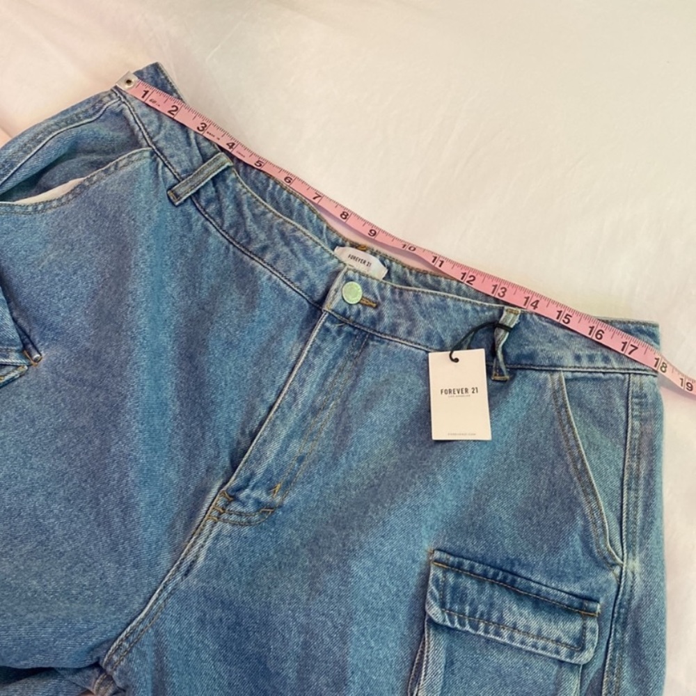 Forever 21 Relaxed Cargo Jeans NWT - Picture 4 of 8